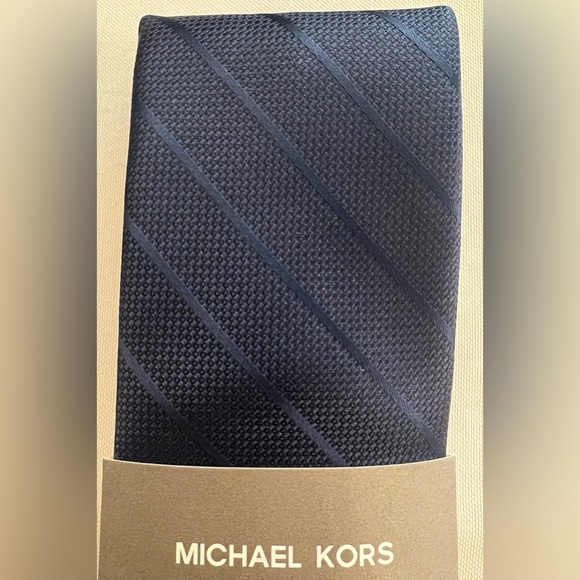 NWT Michael Kors Navy Blue Quincy Solid Stripe Tie! - Picture 6 of 6